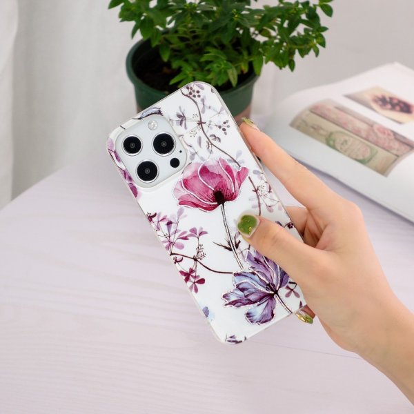 iPhone 15 Pro -kuori, jossa lootuskuvio