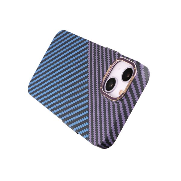 iPhone 14 Plus -kuori hiilikuitukuvioinnilla, sinivioletti