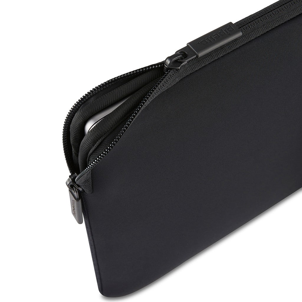 Pipetto MacBook Air 15 Sleeve Classic Fit Sleeve Musta