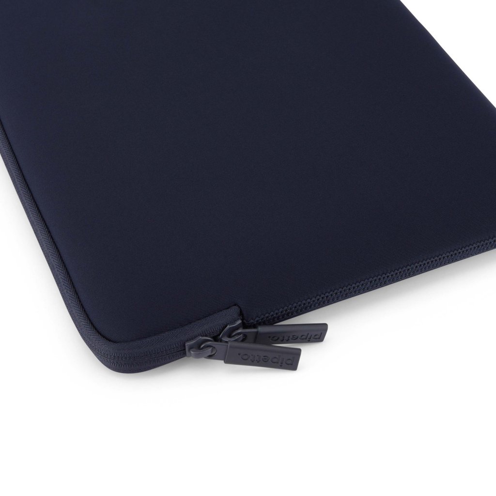 Pipetto Classic Fit Sleeve MacBook Neolle tummansininen