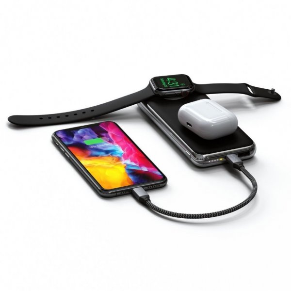 Satechi Quatro -varavirtalähde sisäänrakennetulla Qi-latauksella ja Apple Watch -latauksella