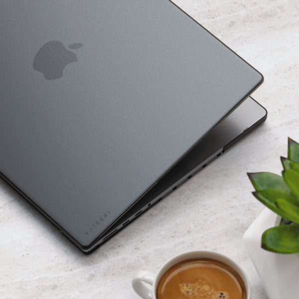 Satechi MacBook Pro 16 M1 (A2485)/M2 (A2780) Kuori Eco-Hardshell Case Tumma läpinäkyvä