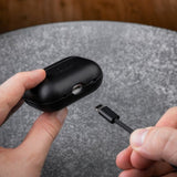 Kiinteät AirPods Pro 2 -kuoret PodsLeather MagSafe Musta
