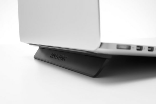 Bluelounge Kickflip MacBook Pro 15/16" kokoontaittuva tuki, musta