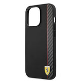 Ferrari iPhone 13 Pro -suojakuori Carbon Effect Metal Logo Vertical Stripe, musta