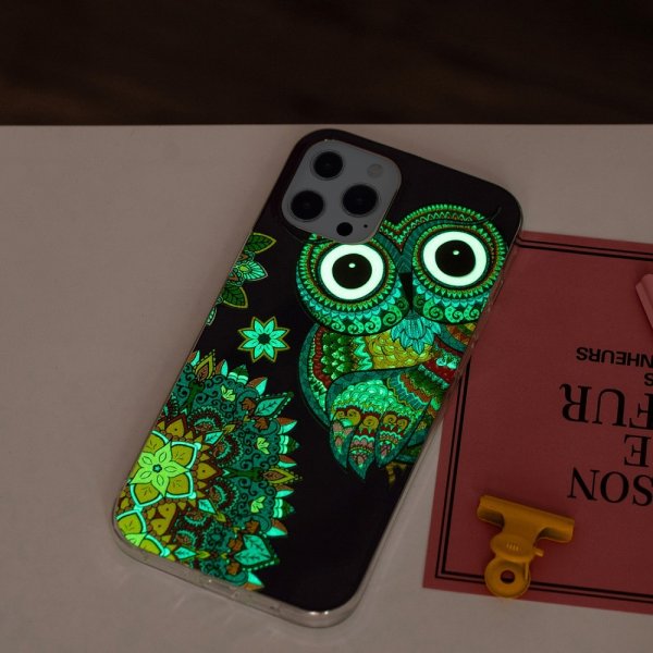 iPhone 15 Pro -kuori, jossa sininen pöllö -aihe