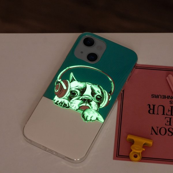iPhone 15 Kuoret Kuva Koira kuulokkeilla