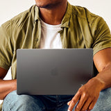 ZAGG MacBook Air 13 M2 (A2681)/M3 (A3113) Suojakuori Hardshell Smoke
