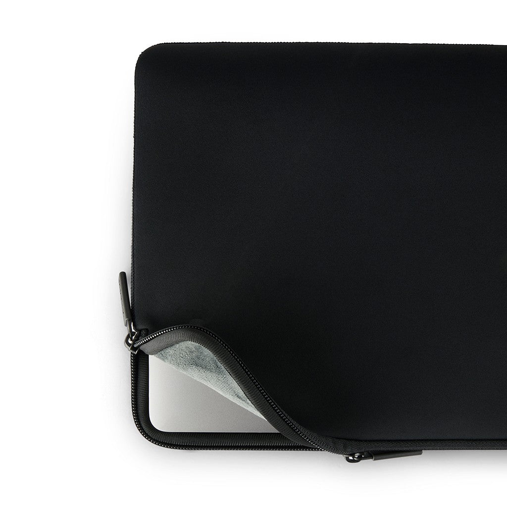 Pipetto MacBook Air 15 Sleeve Classic Fit Sleeve Musta