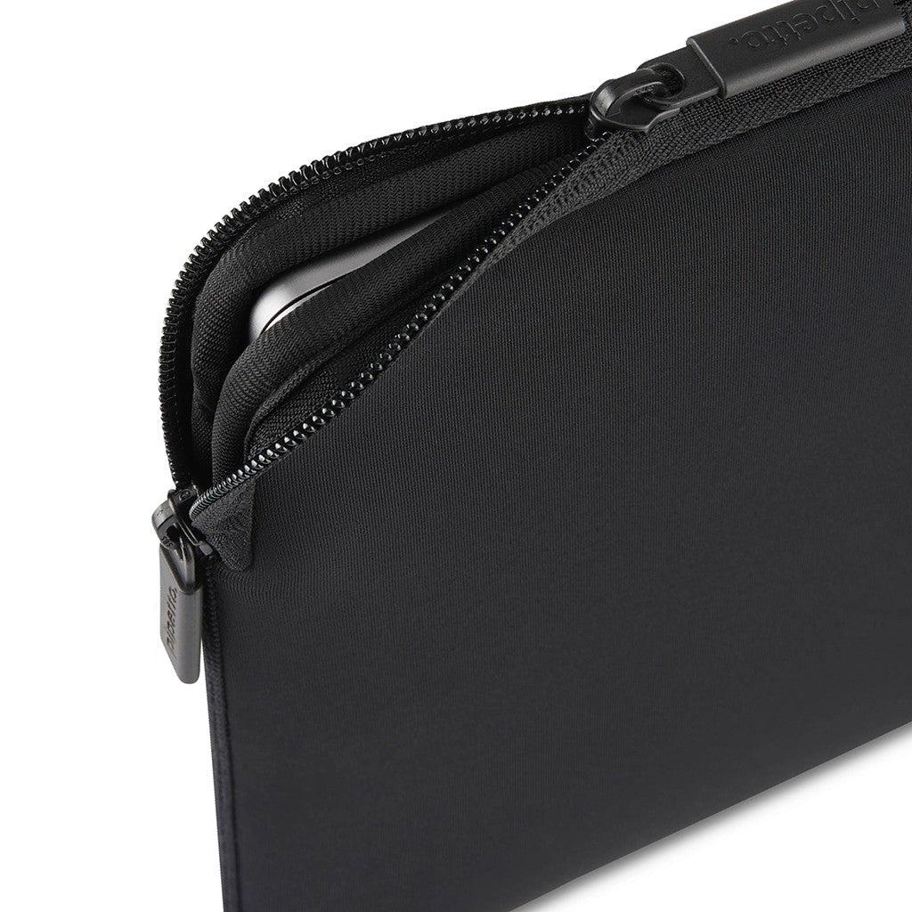 Pipetto MacBook Air 15 Sleeve Classic Fit Sleeve Musta