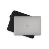 Pipetto Classic Fit Sleeve MacBook Neolle Musta