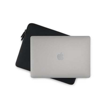 Pipetto Classic Fit Sleeve MacBook Neo 13:lle, Musta