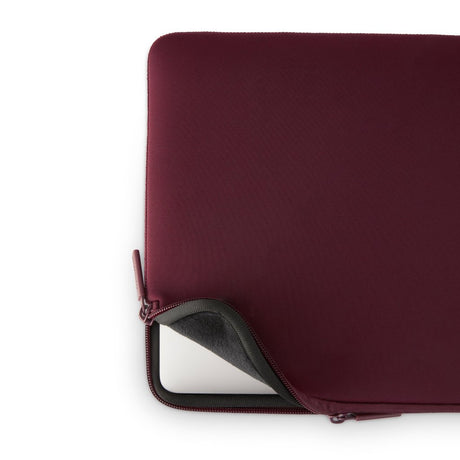 Pipetto Classic Fit Sleeve MacBook Neo 13:lle, viininpunainen