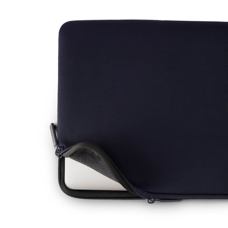 Pipetto Classic Fit Sleeve MacBook Neo 13:lle, tummansininen