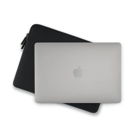 Pipetto Classic Fit Sleeve MacBook Neo 13:lle, Musta