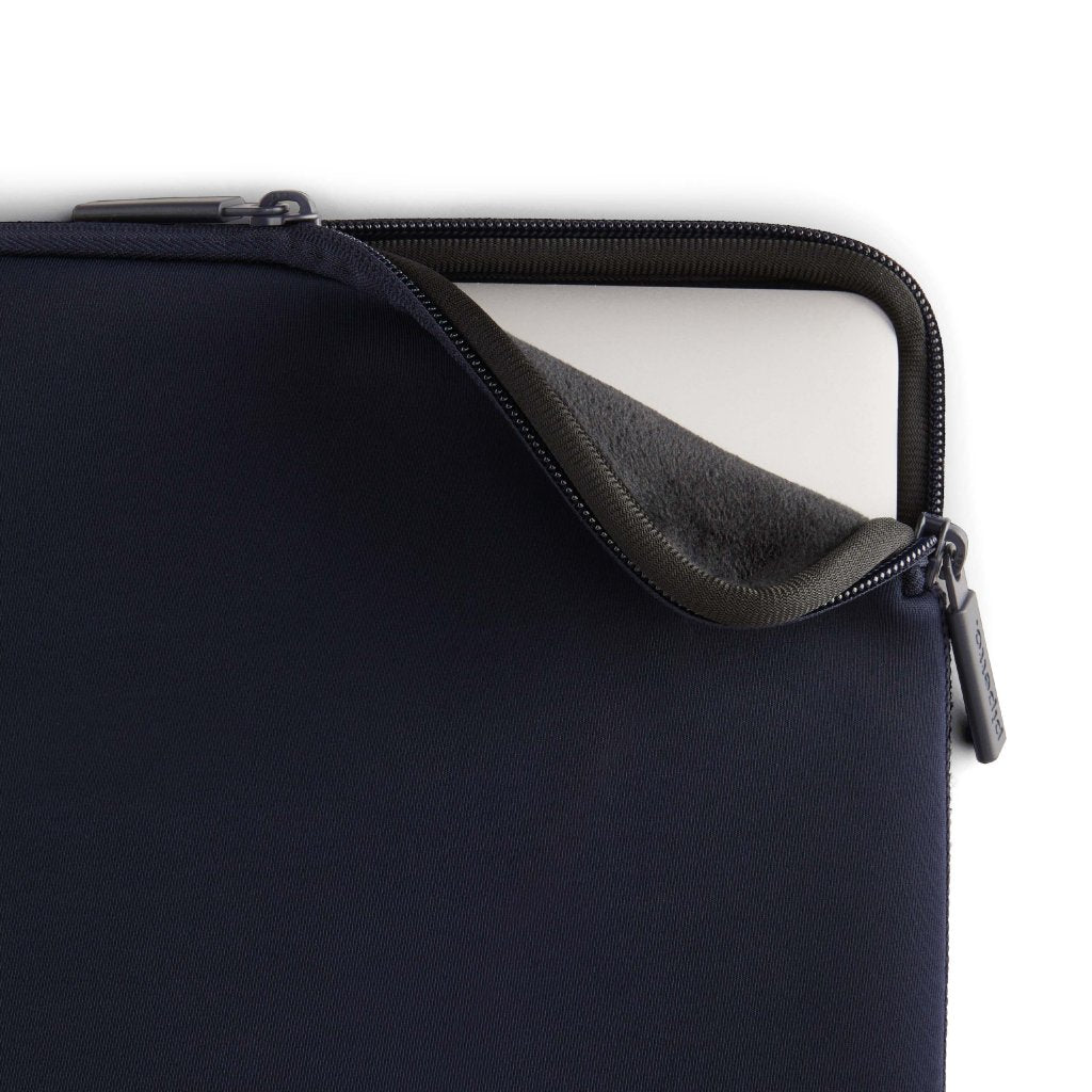 Pipetto Classic Fit Sleeve MacBook Neolle tummansininen