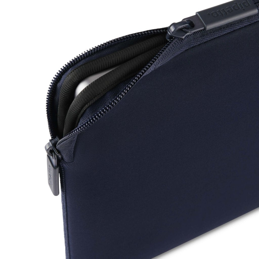 Pipetto Classic Fit Sleeve MacBook Neolle tummansininen