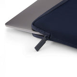 Pipetto Classic Fit Sleeve MacBook Neolle tummansininen