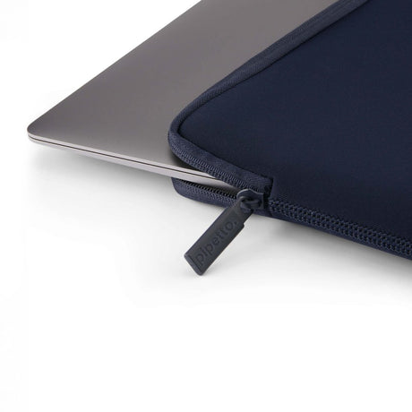 Pipetto Classic Fit Sleeve MacBook Neo 13:lle, tummansininen
