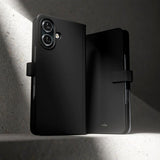 Puro iPhone 16 Plus -kotelo lompakkotelineellä, musta