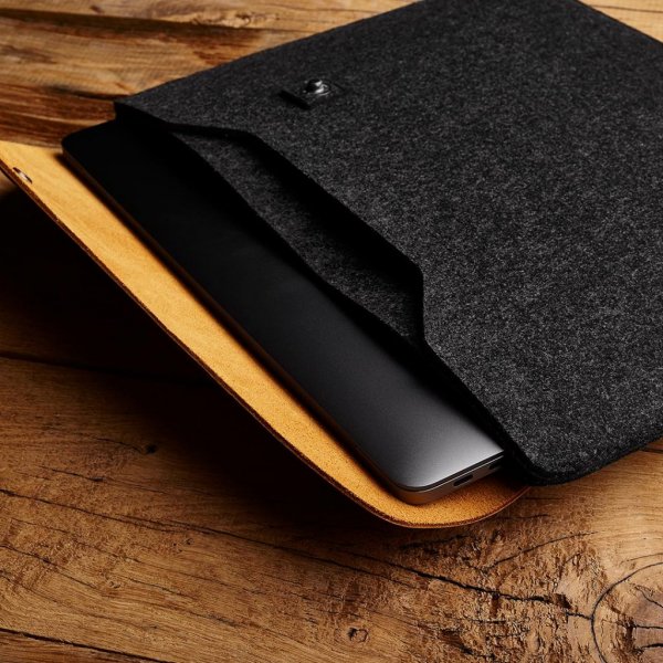 Mujjo MacBook Sleeve 13" Ruskea Musta