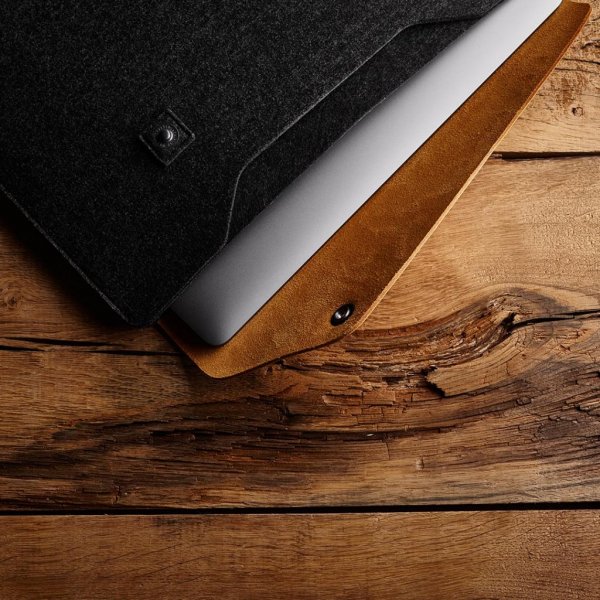 Mujjo MacBook Sleeve 13" Ruskea Musta