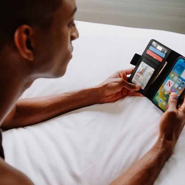 iPhone 14 Plus Kotelo BookBook MagSafe Ruskea