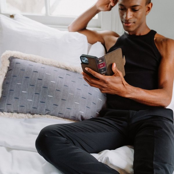 iPhone 14 Plus Kotelo BookBook MagSafe Ruskea