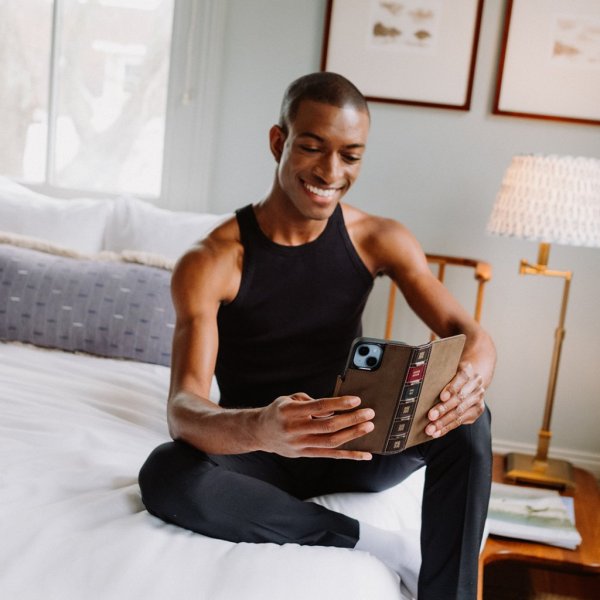 iPhone 14 Plus Kotelo BookBook MagSafe Ruskea