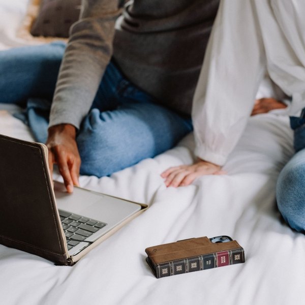 iPhone 14 Plus Kotelo BookBook MagSafe Ruskea