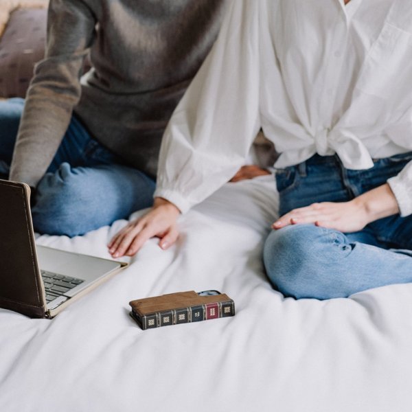 iPhone 14 Plus Kotelo BookBook MagSafe Ruskea