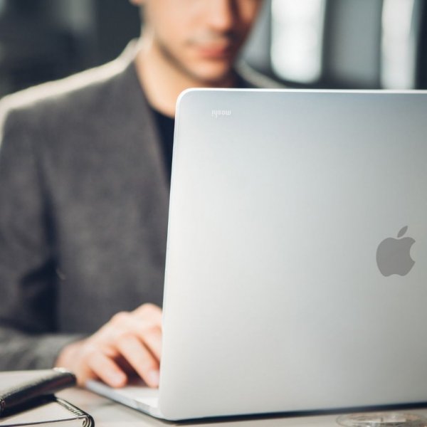 iGlaze MacBook Pro 16 (A2141) Kuori Läpinäkyvä