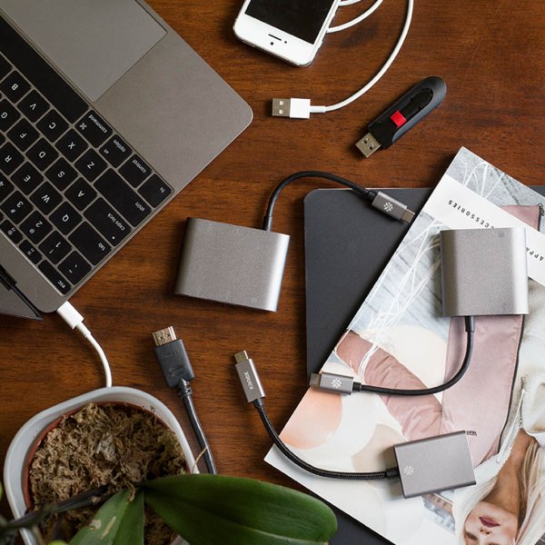 USB-C Gigabit Ethernet adapteri kanssa USB-C power pass through